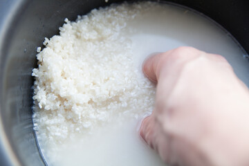 お米をとぐ