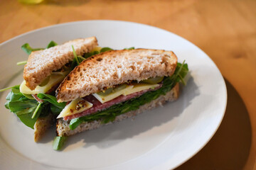 ルッコラとハムとチーズのヘルシーなサンドイッチ