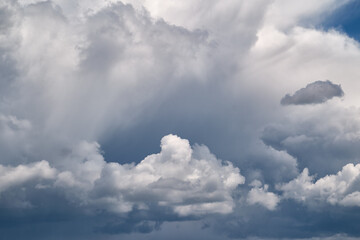 Obraz premium Cloudy sky background. Gloomy cumulus clouds suggesting forthcoming weather changes