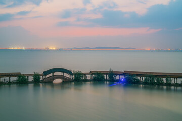 Obraz premium An ancient building complex and sunset scenery on the Taihu Lake Lake in Wuxi, Jiangsu Province, China will be on June 3, 2024