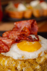 Tigrillo con huevo y tocino