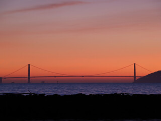 Obraz premium Silhouette Of Golden Gate Bridge At Sunset