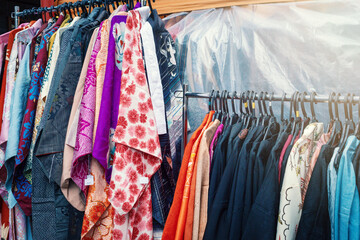 フリーマーケットの露店に並ぶ商品達、カラフルな着物