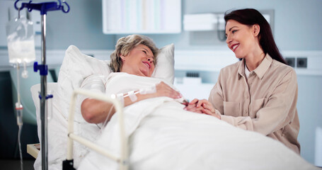 Obraz premium Patient In Hospital Visit By Family