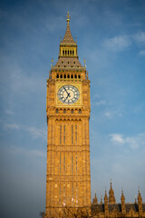 Obraz premium Full length of Big Ben at goldon hour deep blue London sky