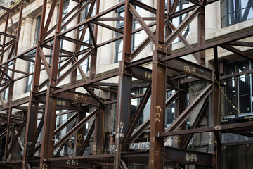 Obraz premium Steel beam framework surrounding a concrete building