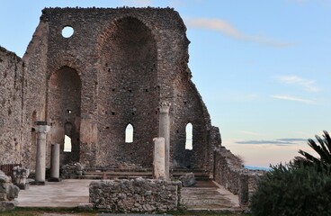 Pontone - Ruderi della basilica di Sant'Eustachio dal cancello di ingresso