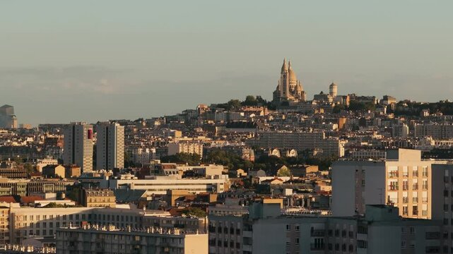 Vue de paris sur les hauteurs des Montmartre et de la basilique du Sacr&eacute; Coeur en drone. 