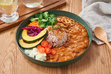 ヘルシーでお洒落な具沢山ベジタブルカレープレート