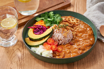 ヘルシーでお洒落な具沢山ベジタブルカレープレート