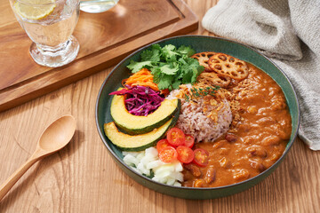 ヘルシーでお洒落な具沢山ベジタブルカレープレート