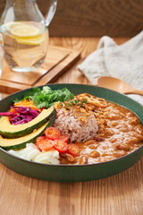 ヘルシーでお洒落な具沢山ベジタブルカレープレート