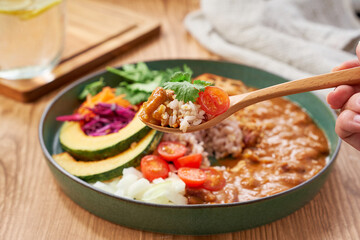 ヘルシーでお洒落な具沢山ベジタブルカレープレート