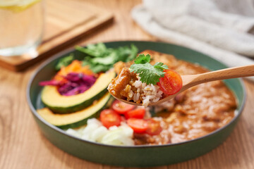 ヘルシーでお洒落な具沢山ベジタブルカレープレート