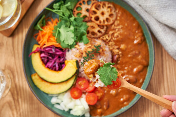 ヘルシーでお洒落な具沢山ベジタブルカレープレート