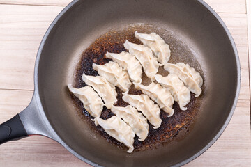 フライパンに焦げ付いた餃子