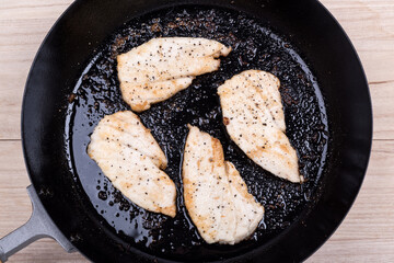 フライパンの上のカジキの炒め物のアップ