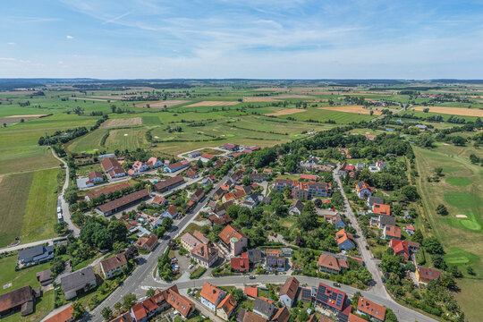 Ausblick auf Colmberg am Oberlauf der Altm&uuml;hl im Naturpark Frankenh&ouml;he in Bayern