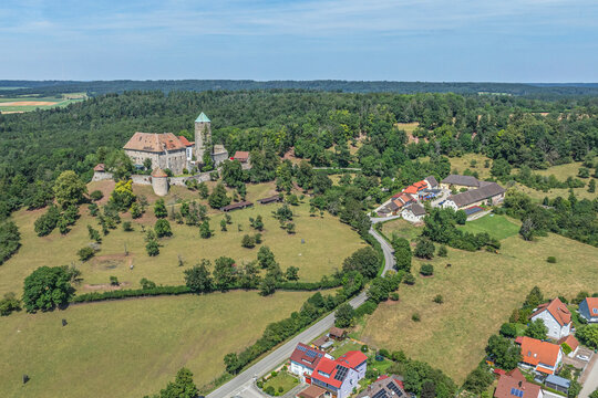 Ausblick auf Colmberg am Oberlauf der Altm&uuml;hl im Naturpark Frankenh&ouml;he in Bayern