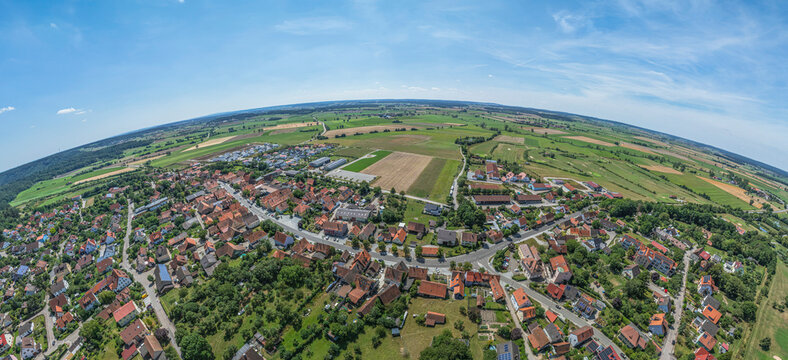 Ausblick auf Colmberg am Oberlauf der Altm&uuml;hl im Naturpark Frankenh&ouml;he in Bayern