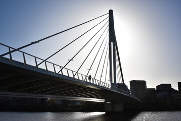 Fototapeta premium Pont a Hauban, Nantes avec passage silhouette