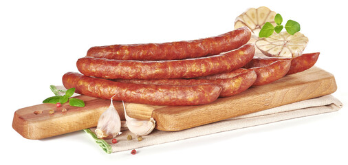 Pętka kiełbasy z czosnkiem, pieprzem i oregano na drewnianej desce © Blue Pixel