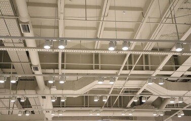 Naklejka premium A modern industrial ceiling design combining lighting and ventilation for style and function