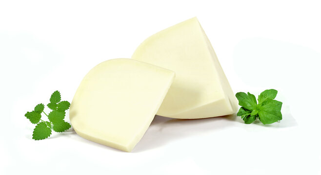 Dwa kawałki koziego sera na białym tle