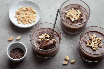 mousse au chocolat et cacahuète fait maison crème dessert aux oeufs