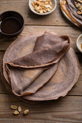 crêpes au chocolat fait maison empilées dans une assiette