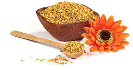 Pyłek kwiatowy pszczeli w drewnianej miseczce