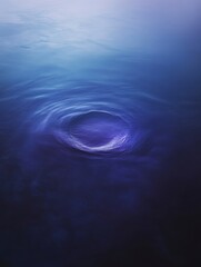 Obraz premium A single ripple in the center of an empty blue background creates circular waves that radiate outward from one another.