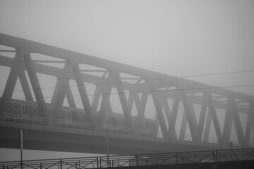 Brücke im Nebel im Hamburger Hafen