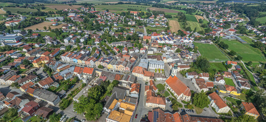 Blick auf den Markt Rotthalmünster in der Region Donau-Wald in Niederbayern von oben