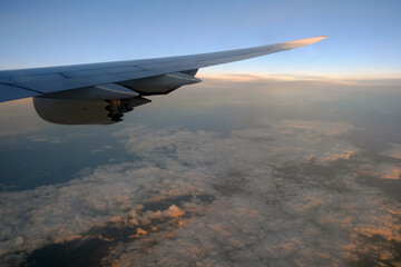 Fototapeta premium Boeing 747-800 wing and engine in the cruise, at altitude, dawn