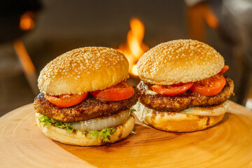 ハンバーガー hamburgers at an outdoor lodge