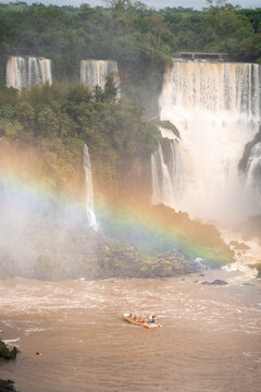 Excursi&oacute;n en bote por las cataratas del Iguaz&uacute;, en un d&iacute;a soleado, con el arco&iacute;ris de fondo