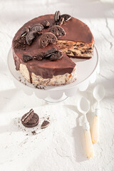 Sweet and fresh cheesecake with cookie and chocolate.