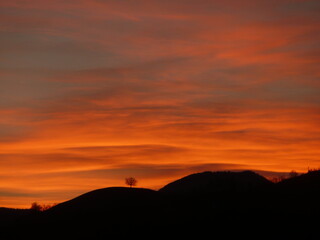 un bel tramonto arancione sulle colline parmensi