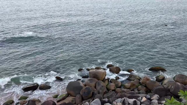 mar ondas batendo nas pedras 