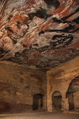 l'interno di rocce colorate di una casa scavata nella pietra arenaria a Petra in Giordania