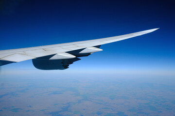 Fototapeta premium oeing 747-800 wing and engine in the cruise, at altitude, blue sky