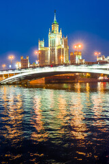 Obraz premium A high-rise building on Kotelnicheskaya embankment and Bolshoy Ustinsky bridge at night. Moscow