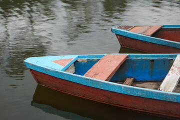 Obraz premium View of Kumpe Lake in Banyumas, Central Java, Indonesia, captured on January 25, 2025. A traditional wooden boat floats on calm waters, surrounded by lush greenery, showcasing Indonesia's serene lands