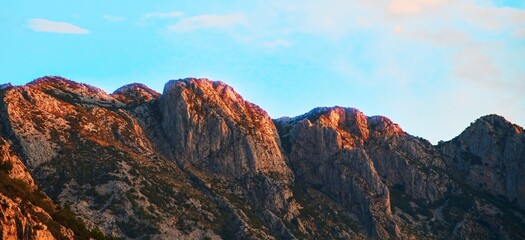 Obraz premium Impressive mountain peaks under a bright blue sky