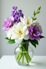 Fototapeta premium A stunning arrangement of white and lilac flowers in a clear glass container, crystal, arrangement