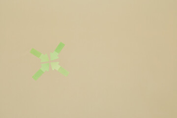 Obraz premium Four green arrows stickers pointing to the center point