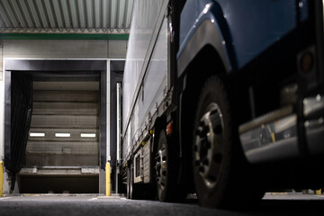 トラックバースで荷卸し中の大型トラック