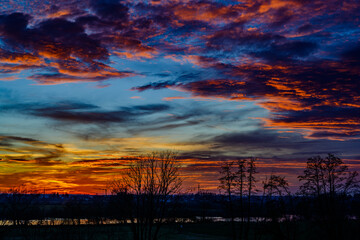 Fototapeta premium A farbenprächtiger Sonnenuntergang über der niederbayerischen Donau