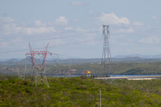 Rede de transmiss&atilde;o de energia de uma hidrel&eacute;trica. 